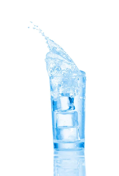 Víz az üveg elszigetelt fehér background — Stock Fotó