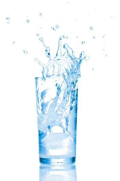 Acqua in vetro isolata su fondo bianco — Foto Stock