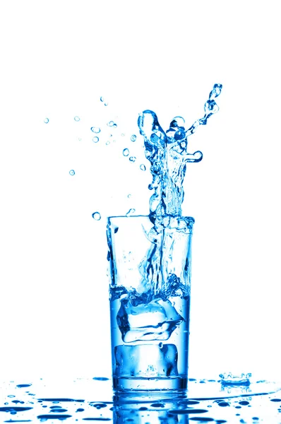 Water in glas geïsoleerd op witte achtergrond — Stockfoto