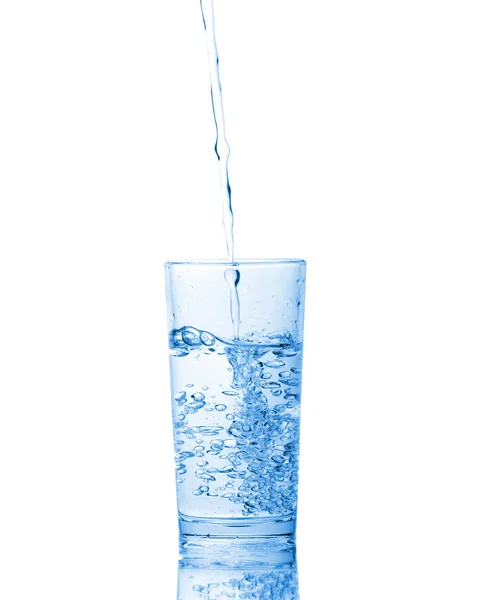 Wasser im Glas isoliert auf weißem Hintergrund — Stockfoto