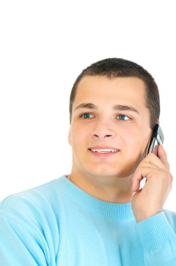 gülümseyen ve siyah arka plan üzerine izole bir cep telefonu konuşurken rahat adam