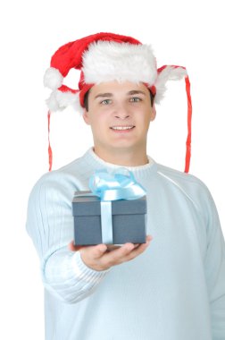 Noel Baba'nın şapkalı beyaz arka plan üzerinde izole giftbox tutan genç adam