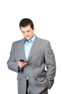 cep telefonuyla beyaz zemin üzerine izole iş adamı