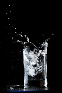 siyah arka plan üzerine izole cam su seviyesi