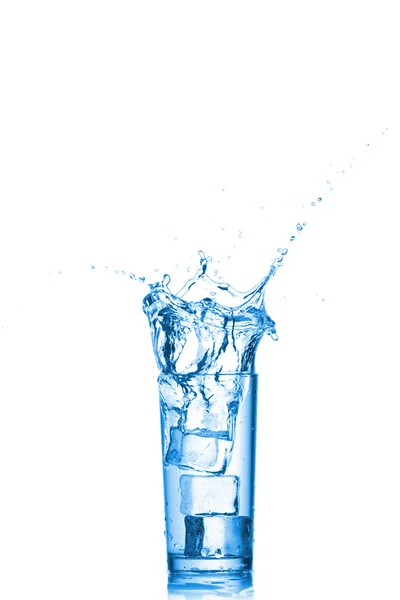 Wasserspritzer im Glas isoliert auf weiß — Stockfoto