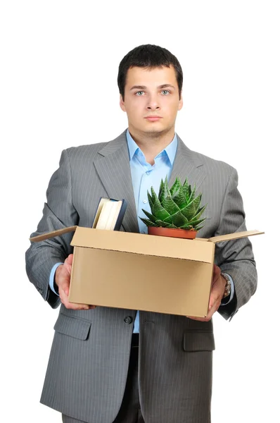 Ты уволен! Молодой бизнесмен держит картонную коробку с личными вещами на белом фоне — стоковое фото