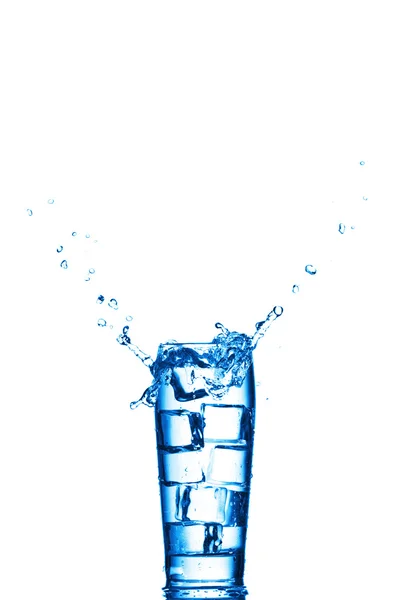 Salpicos de água no vidro isolado em branco — Fotografia de Stock