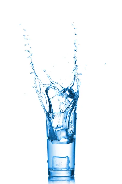 Salpicaduras de agua en el vidrio aislado en blanco — Foto de Stock