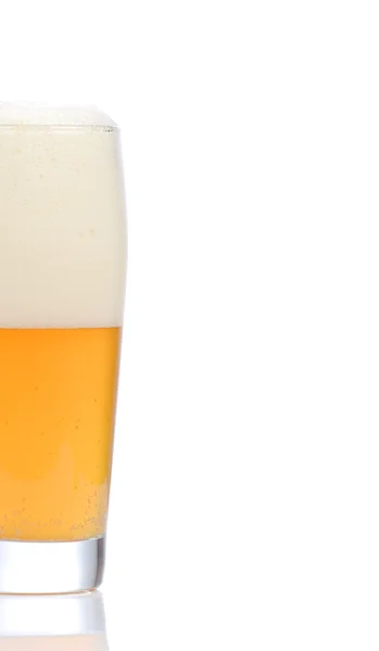 Segelas bir dengan latar belakang putih — Stok Foto