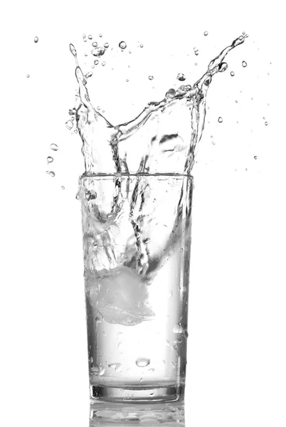 Salpicos de água no vidro isolado em branco — Fotografia de Stock