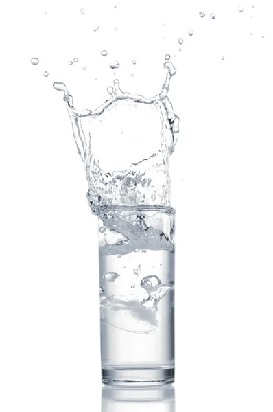 Wasser im Glas isoliert auf weißem Hintergrund — Stockfoto