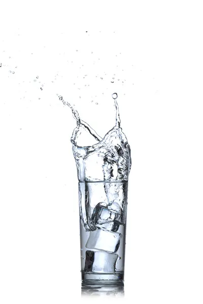 Wasserspritzer im Glas isoliert auf weiß — Stockfoto