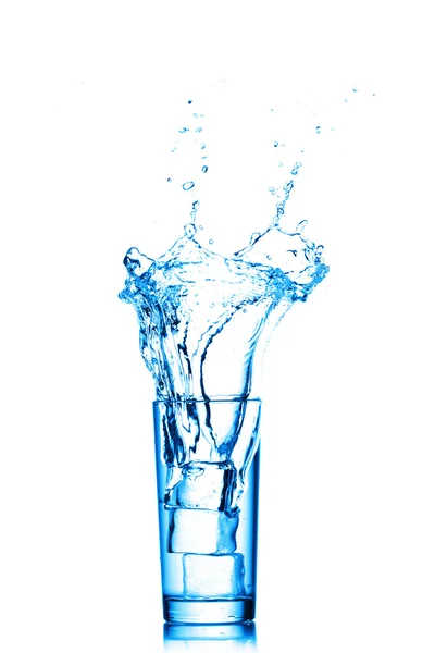 Vattenstänk i glas isolerade på vit — Stockfoto