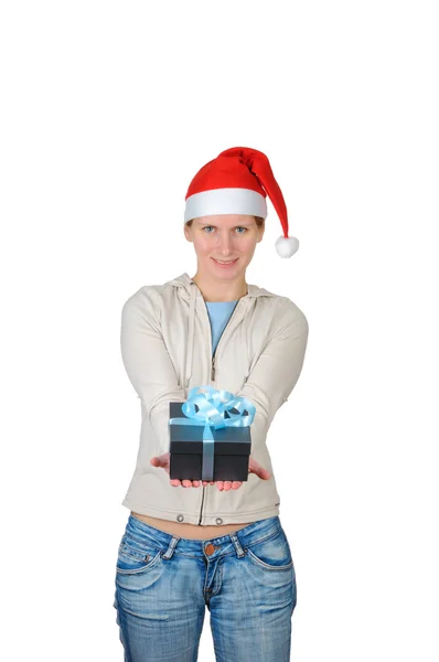 Junge Frau mit Weihnachtsmannmütze hält Geschenkbox isoliert auf weißem Hintergrund — Stockfoto