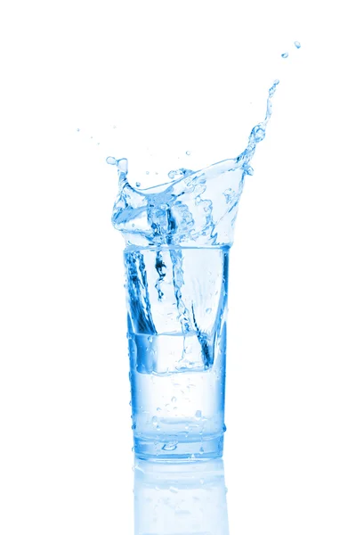 Wasserspritzer im Glas isoliert auf weiß — Stockfoto