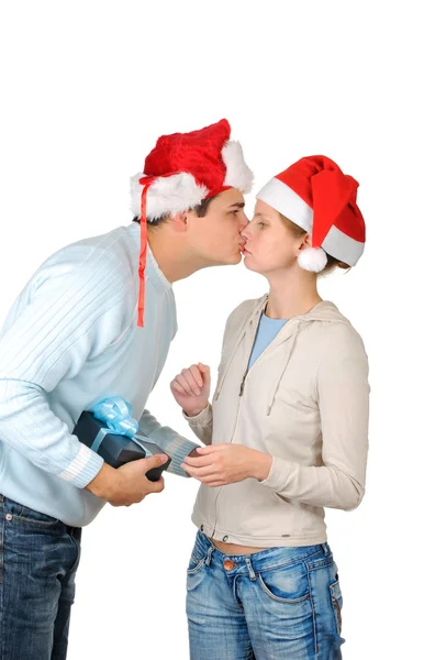 Casal jovem em chapéus do Papai Noel isolado no fundo branco — Fotografia de Stock