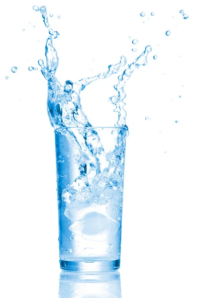 Water in glas geïsoleerd op witte achtergrond — Stockfoto