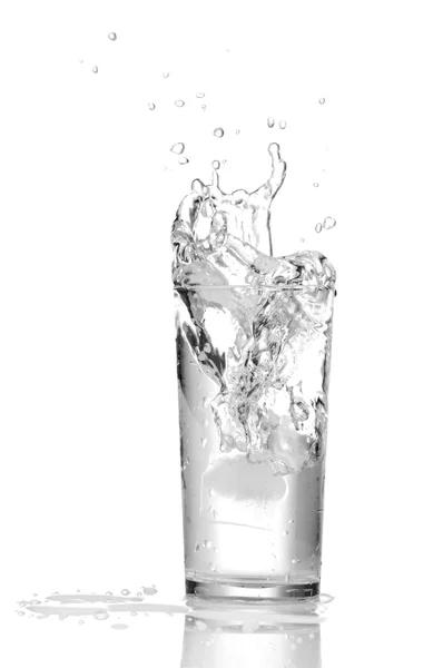 Voda ve skle izolovaných na bílém pozadí — Stock fotografie