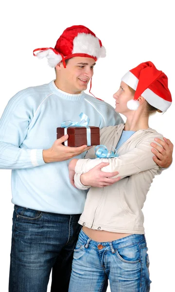 Pareja joven con sombreros de Santa Claus sosteniendo cajas de regalo aisladas sobre fondo blanco —  Fotos de Stock