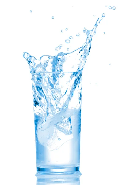 Wasser im Glas isoliert auf weißem Hintergrund — Stockfoto