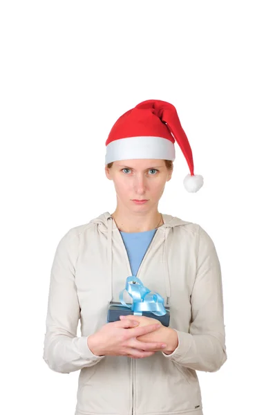 Młoda kobieta w kapeluszu Mikołaja przytrzymanie pudełko na białym tle — Zdjęcie stockowe