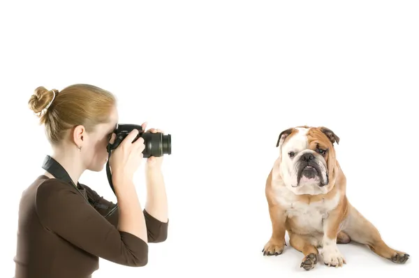 Mooie vrouw schieten haar huisdier geïsoleerd op wit — Stockfoto