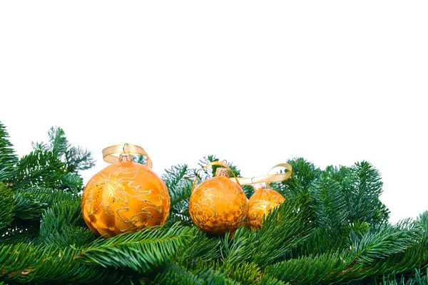Tannenzweige und Weihnachtsschmuck — Stockfoto