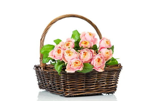 Roze rozen in de mand — Stockfoto