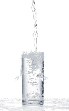 Beyaz arka plan üzerinde izole cam su seviyesi