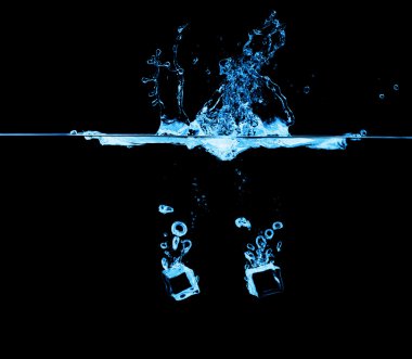 buzlu su siyah arka plan üzerine