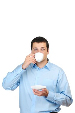 Genç adam holding beyaz arka plan üzerinde izole kahve (veya çay)