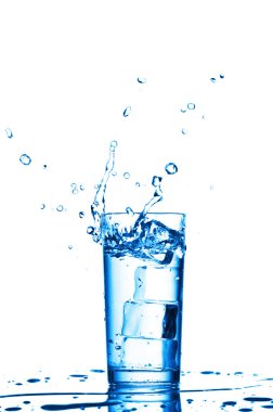 Beyaz zemin üzerinde buz küpleri olan bir bardak su..