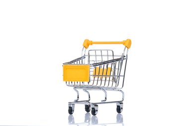 Beyaz arka plan üzerinde izole alışveriş sepeti