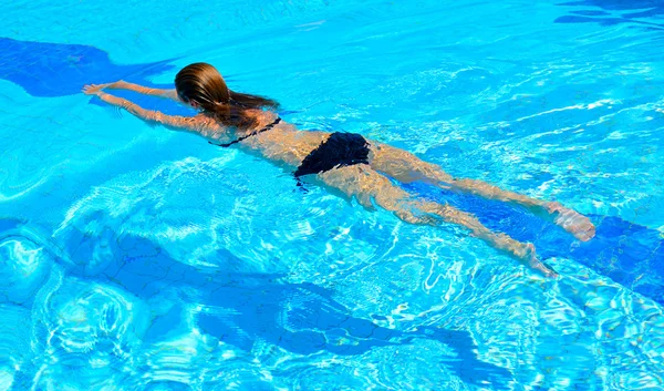 Young woman swimming in the pool — Stock Photo, Image