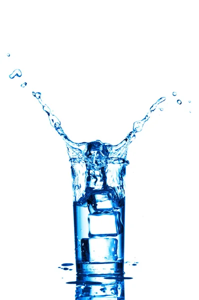 Glas water met ijsblokjes op witte ondergrond. — Stockfoto