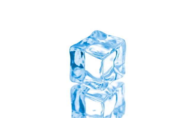 Kostky ledu izolované na bílém pozadí — Stock fotografie