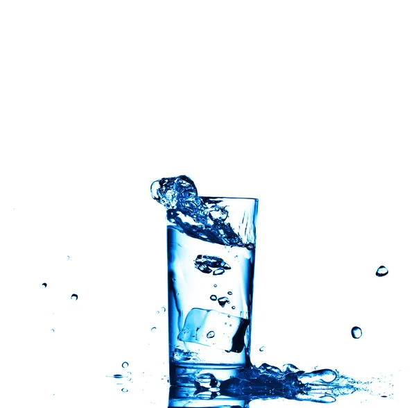 Šplouchání vody ve skle na bílém pozadí — Stock fotografie