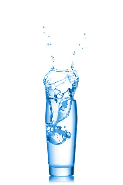 Bicchiere d'acqua con cubetti di ghiaccio su sfondo bianco. Spruzzi d'acqua — Foto Stock