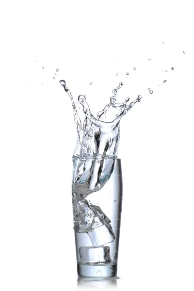 Szklankę wody z kostkami lodu na białym tle. plusk wody — Zdjęcie stockowe