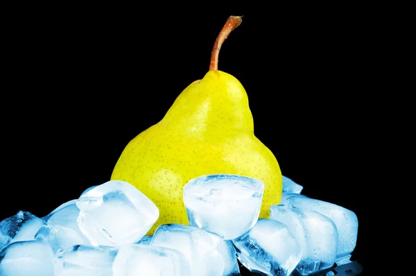 Poire fraîche en tas de glace bleue sur fond noir — Photo