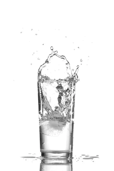 Νερό που καταβρέχει στο γυαλί σε άσπρο φόντο — Φωτογραφία Αρχείου