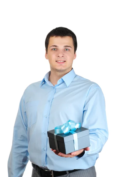 Молодой человек держит коробку изолированы на белом фоне — стоковое фото
