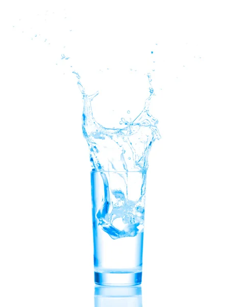 Acqua in vetro isolata su fondo bianco — Foto Stock