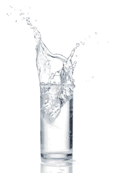 Água em vidro isolada sobre fundo branco — Fotografia de Stock