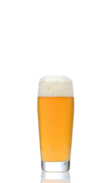 Glas öl på vit bakgrund — Stockfoto