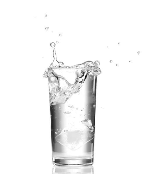Вода в стекле изолированы на белом фоне — стоковое фото