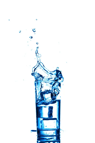 Vidro de água com cubos de gelo sobre fundo branco. — Fotografia de Stock
