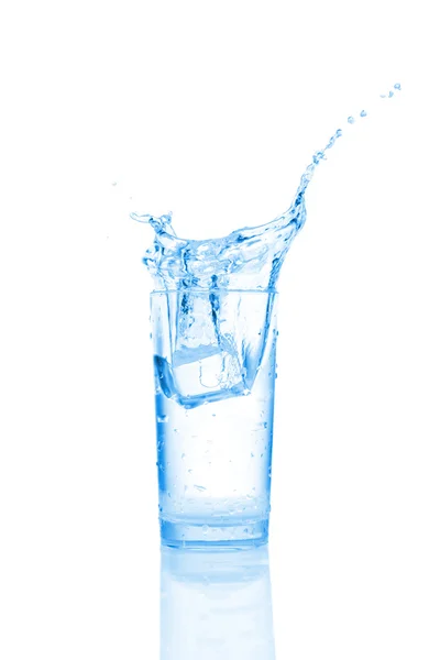Água em vidro isolada sobre fundo branco — Fotografia de Stock