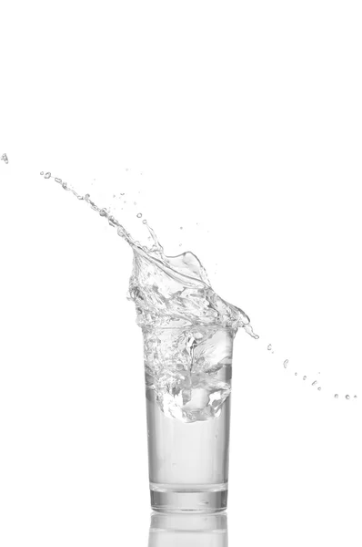 Wasser im Glas isoliert auf weißem Hintergrund — Stockfoto