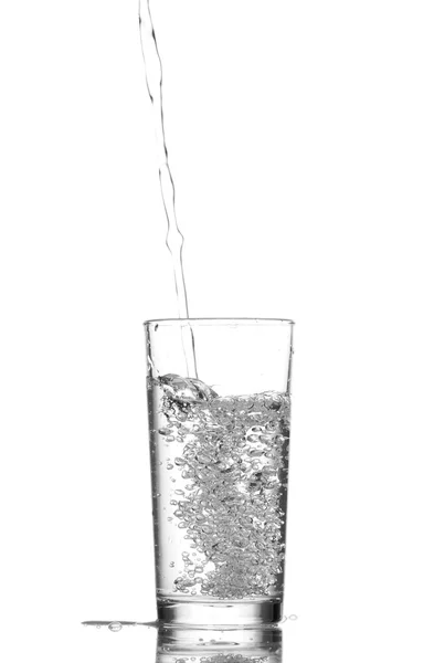 Des éclaboussures d'eau dans le verre sur fond blanc — Photo